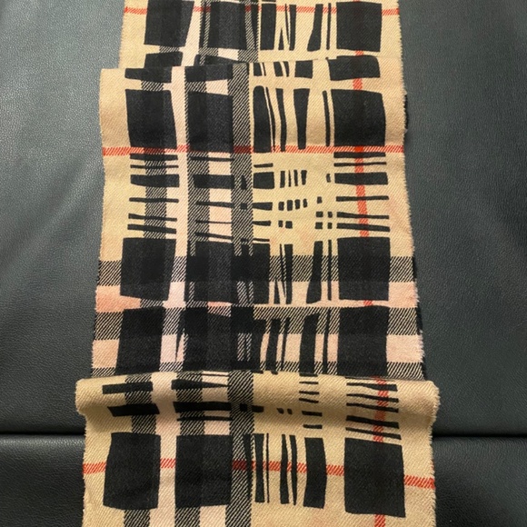 Authentic Burberry reversible 100% extra fine merino wool scarf - Picture 6 of 6